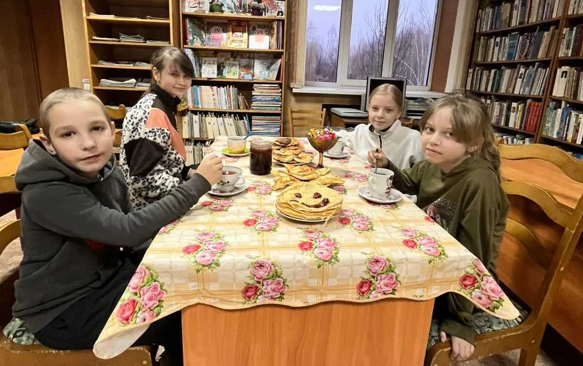 «Масленица идёт, блин да мёд несёт!»