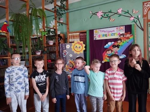 «Пусть детство звонкое смеется...»