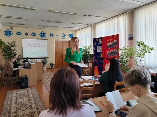 «Становится историей война»