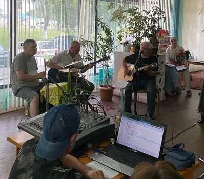 «Я куплет допою…»